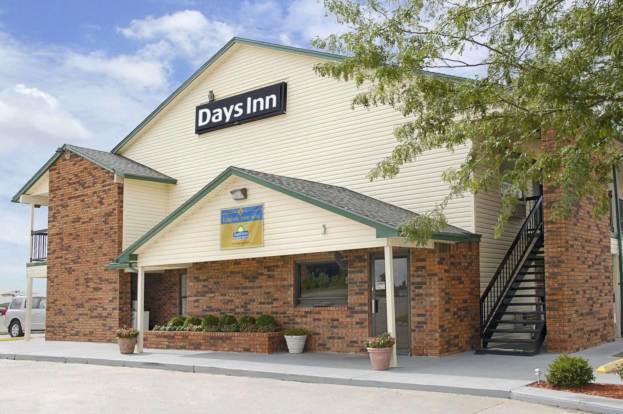Days Inn By Wyndham Pratt 外观 照片
